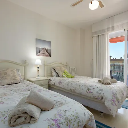 Spacious With Sea Views 아파트 *