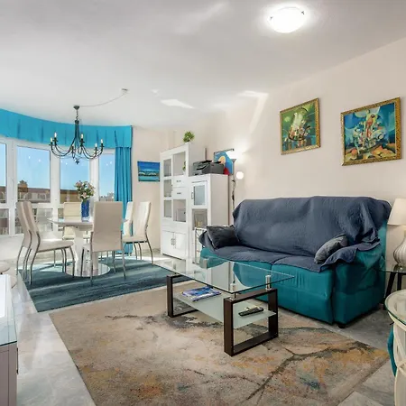 아파트 Spacious With Sea Views